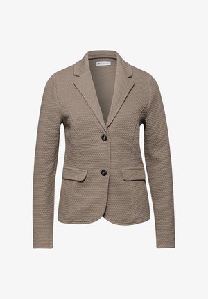 Taupekleurige damesblazer met structuur, voorzien van een notch-reverskraag, twee zwarte knopen en voorzakken met klep, in een getailleerde pasvorm.