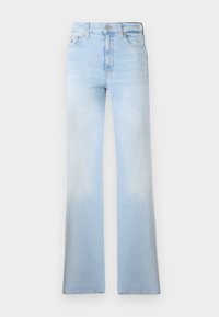 Svijetloplave traperice viskog struka s kopčanjem na gumb i zatvaračem, prednjim džepovima i dizajnom s lepršavim nogavicama.