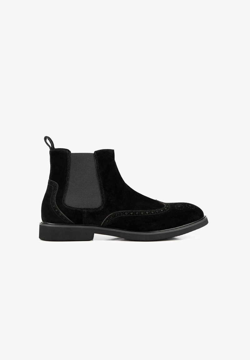 Černé nubukové Chelsea boty s elastickými postranními panely, akcentovaným švem a texturovanou podrážkou. Vybavené poutkem pro snadné obouvání.
