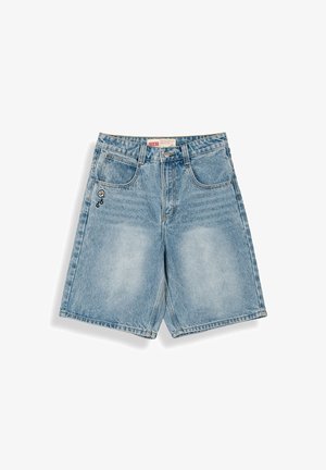 Jasnoniebieskie szorty jeansowe z przednimi kieszeniami, szlufkami na pasek, zapięciem na guziki oraz małą haftowaną naszywką na lewej kieszeni.