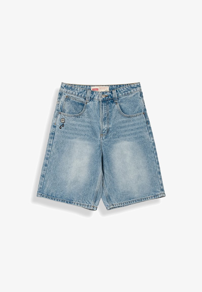 Lichtblauwe denimshorts met voorzakken, riemlussen, knoopsluiting en een klein geborduurd patch op het linkerzakgebied.