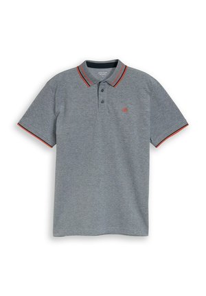 Graues Kurzarm-Poloshirt mit roten und schwarzen Streifen am Kragen und an den Ärmelsäumen, mit zwei Knöpfen und einem kleinen roten Logo auf der Brust.