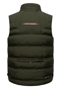 Olivgrön pufferväst med hög krage, horisontell quiltad design, framficka och logotyp på baksidan i orange och svart.
