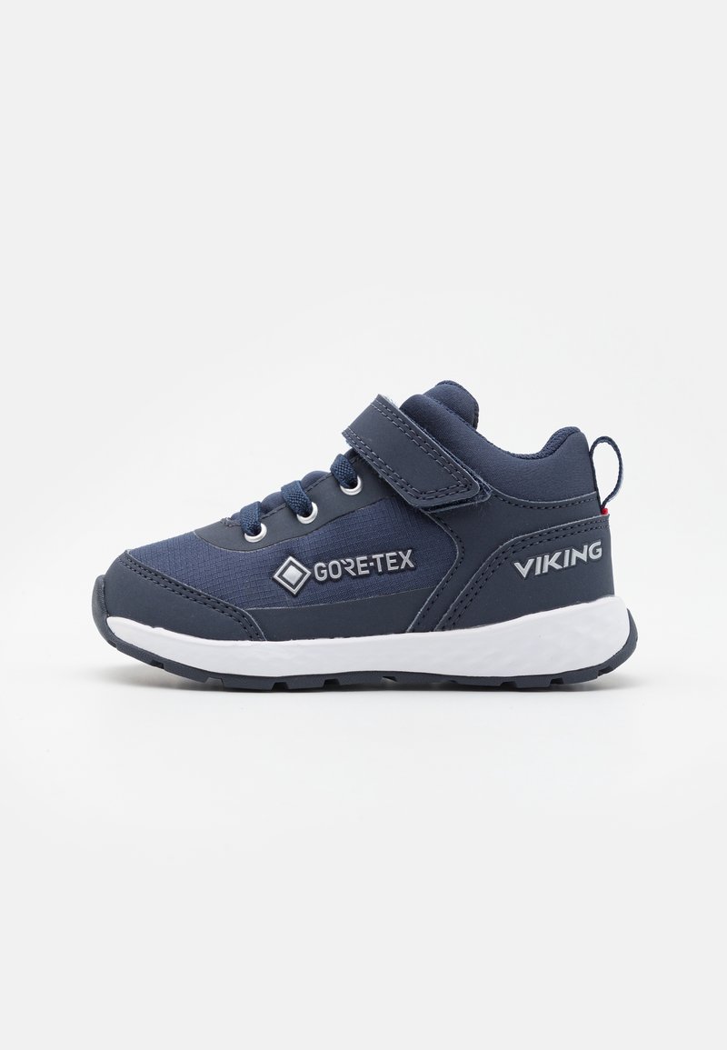 Baskets pour enfants bleu marine avec semelle blanche, bande velcro, lacets, et logos Gore-Tex et Viking sur le côté.