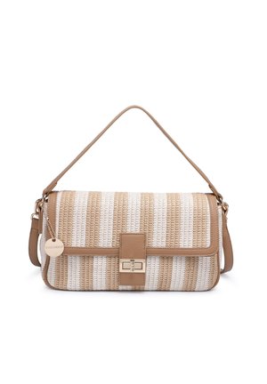 Beige-weiße, gestreifte, gewebte Handtasche mit Lederbesatz, oberem Griff, goldfarbenem Verschluss und rundem Markenschild, das an der Seite hängt.