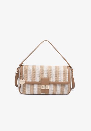 Beige en wit gestreepte geweven handtas met leren beschermer, bovenhandvat, goudkleurige sluiting en ronde merketiket hangend aan de zijkant.