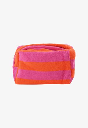 Bolsa rectangular de tela suave con rayas horizontales en rosa y naranja, y una cremallera en la parte superior.