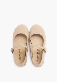 Zapatos Mary Jane de lona beige con punta redonda, correa ajustable con hebilla plateada y plantilla de textura suave.