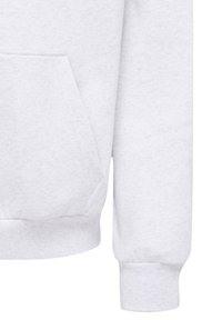 Manche de sweat-shirt gris clair et poche kangourou avec poignets et ourlet côtelés, montrant une texture de tissu douce et pelucheuse.