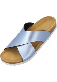 Blå metallisk klacksandaler med ett tvärdesign, korkfotbädd och en strukturerad vit gummisula. Remmen har en slät yta.