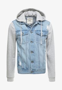 Chaqueta de mezclilla con capucha gris, color azul claro, bolsillos frontales, detalles desgastados, cierre de botones y puños acanalados.