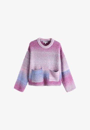 Flauschiger Pullover mit Rundhalsausschnitt, der horizontale Farbverlaufstreifen in Pink, Lila und Blau aufweist. Zwei Vordertaschen sind in das Design integriert.