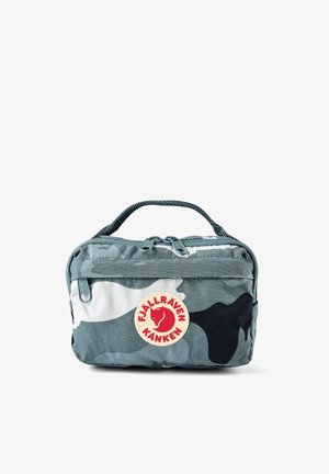 Bolsa pequeña rectangular con patrón de camuflaje gris y negro, con asa superior y logotipo circular rojo y blanco de Fjällräven Kånken en el frente.