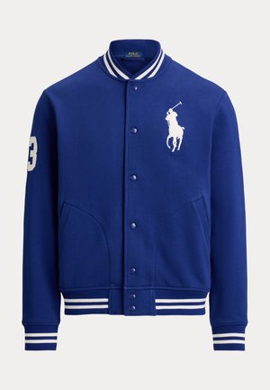 Niebieska kurtka w stylu varsity z białym paskowanym kołnierzem, mankietami i dołem, z białym logo gracza polo na piersi i numerem 3 na rękawie.