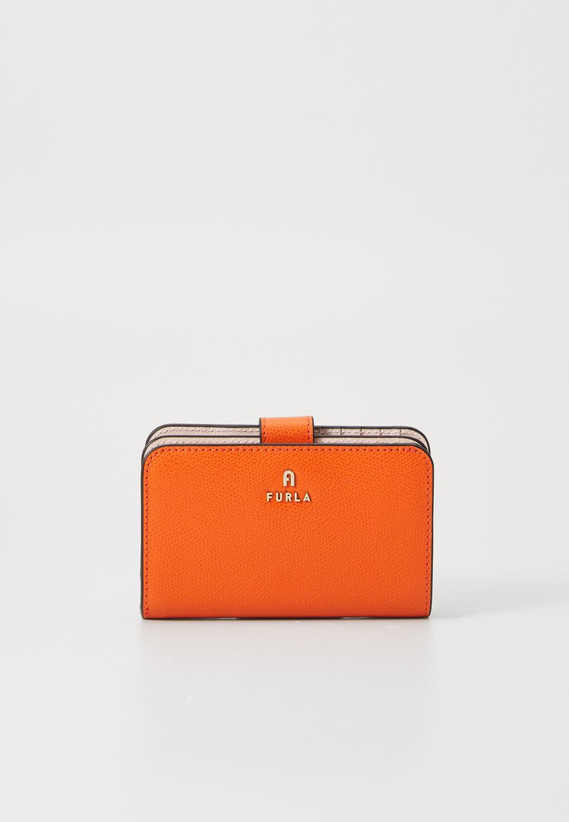 Oranje leren portemonnee met een textuurafwerking, voorzien van een zwarte rand en een gouden logo. Sluit met een klep voor veilige opslag.