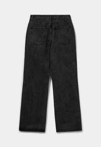 Crne traperice širokih nogavica s stražnjim džepovima, vidljivim šavovima i blago izblijedjelom teksturom. Izdržljiv materijal s klasičnim krojem.