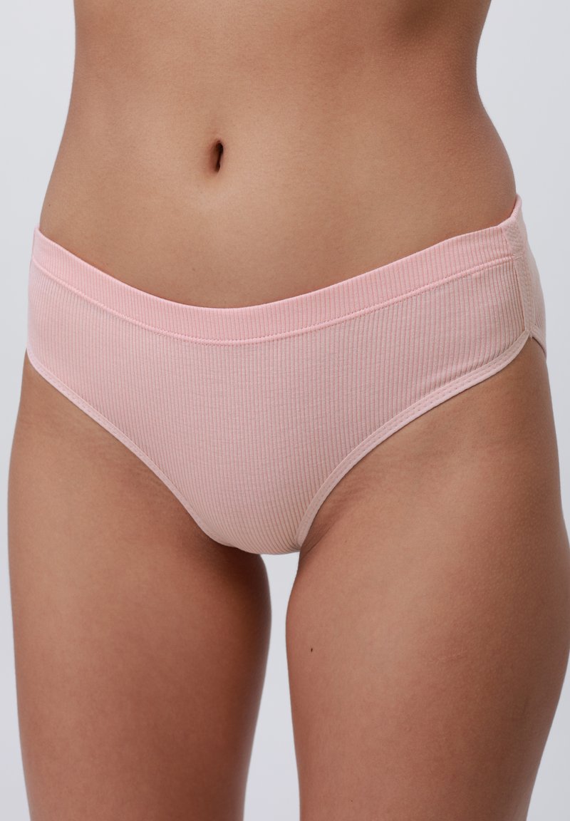 Sous-vêtements rose clair à côtes avec une taille lisse et une texture subtile, présentant des bords doux et un design à taille mi-haute.