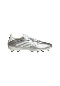Crampon de soccer Adidas Copa en argent métallique avec des bandes blanches, des pointes sur la semelle et des lacets sur un fond blanc.