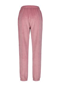 Zachte rozekleurige veloursbroek met een elastische tailleband en boorden, van achter gezien.