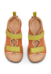 Sandalias de piel en naranja y verde, con correas ajustables de Velcro, diseño cortado y una plantilla texturada en tono cuero con un motivo de gato.