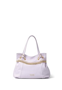 Borsa a spalla in pelle lavanda con dettagli in catena dorata, borchie lungo la parte superiore e due robuste maniglie. Design semplice, morbido e strutturato.