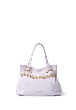 Borsa a spalla in pelle lavanda con dettagli in catena dorata, borchie lungo la parte superiore e due robuste maniglie. Design semplice, morbido e strutturato.