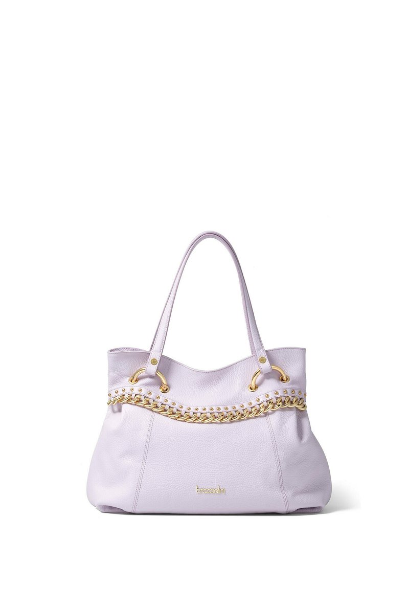 Borsa a spalla in pelle lavanda con dettagli in catena dorata, borchie lungo la parte superiore e due robuste maniglie. Design semplice, morbido e strutturato.