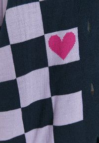 Sweter dzianinowy z wzorem w kratkę w kolorze granatowym i lawendowym z różowym sercem. Miękka tekstura i średnia grubość.