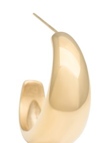 Boucle d'oreille en métal doré en forme de cerceau, avec une surface lisse et incurvée et un accent pointu ; finition polie avec une qualité réfléchissante.