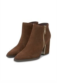 Botines de ante marrón con punta afilada, detalle de cremallera dorada y tacón grueso con un acento metálico. Textura suave, diseño moderno.