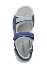 Sandalia abierta de color azul y gris con correas de velcro ajustables, texturas de ante suave y plantilla acolchada. Suela plana de goma duradera.