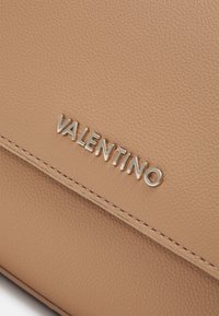 Valentino Bags Handväska - beige