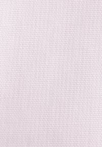 Lys pink stof med et subtilt tekstureret mønster, der har en ensartet vævning og et glat, blødt udseende.