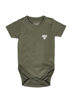 Kortærmet baby bodysuit i olivengrøn bomuld med trykknaplukning ved skulderen og rynkede benåbninger, der har en hvid logo detalje.