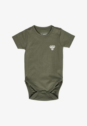 Kortärmad babysuite i olivgrön bomull med tryckknappar på axlarna och rynkade benöppningar, med en vit logotypdetalj.