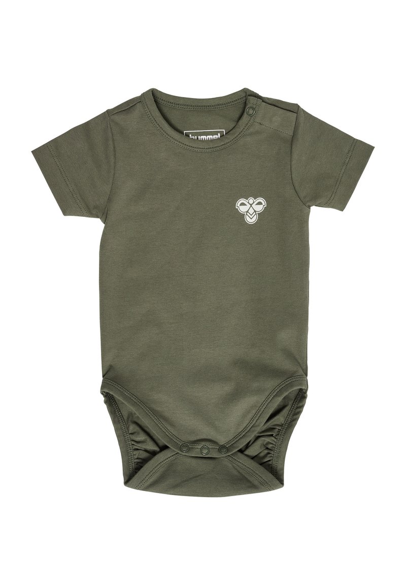 Kräftig olivgrünes Baby-Bodysuit mit kurzen Ärmeln aus Baumwolle, ausgestattet mit Druckknopfverschluss an den Schultern und rüschend geschnittenen Beinöffnungen, mit einem weißen Logodetail.