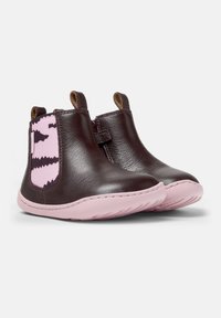 Bottines en cuir brun foncé pour enfants avec des côtés élastiques à motif rose et des semelles rose clair, vue en angle avant sur fond blanc.
