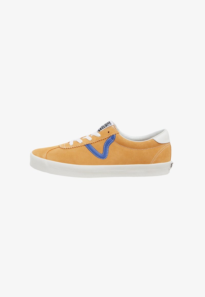 Baskets basses orange avec semelle blanche, lacets blancs, patch blanc au talon et logo bleu sur le côté sur fond blanc uni.