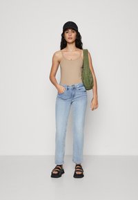 Vero Moda Petite VMFLASH - Sirgete säärtega teksad - light blue denim