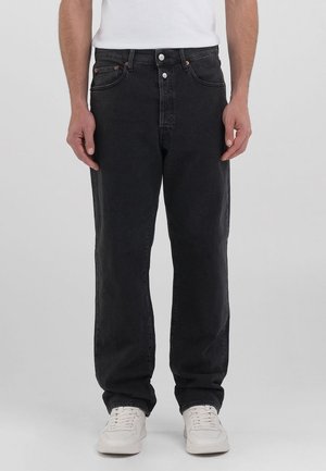 Zwarte spijkerbroek van denim met een rechte pasvorm, voorzien van vijf zakken, een knoopsluiting en subtiele oranje stikselaccenten. Draag het met witte sneakers.