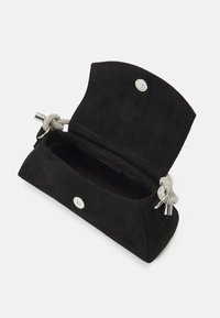 Czarna torebka z zamszu z akcentem w postaci srebrnego węzła, wyposażona w zapięcie magnetyczne i przestronnym wnętrzu bez dodatkowych przegródek.