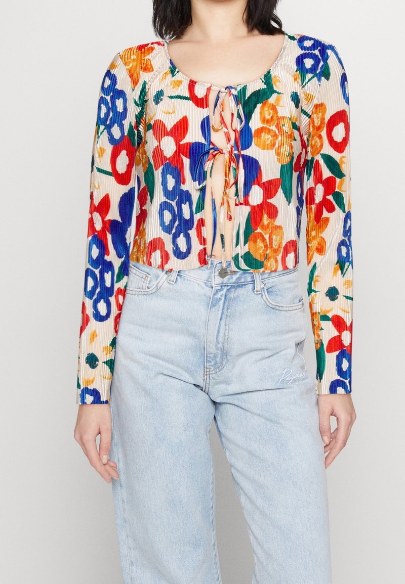 Langärmliges, gestreiftes Crop-Top mit floralem Muster, Rundhalsausschnitt und Bindeschluss vorne, mit blauen, roten, grünen und orangen Blumen.