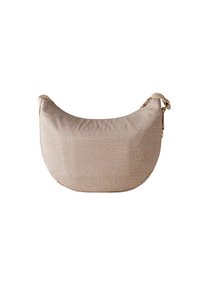Hobo-Tasche aus strukturiertem beigem Material mit geschwungener Form. Verfügt über einen kurzen Tragegurt und ein zartes Muster, mit einem Akzent aus goldenem Metall.
