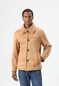 Beige jas gevoerd met fleece, met een knoopsluiting aan de voorkant, een grote kraag en twee zijzakken; heeft een gladde textuur en een gestructureerde silhouet.