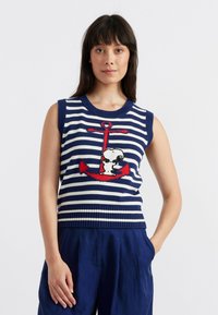 Maglione senza maniche lavorato a maglia con strisce blu navy e bianche, caratterizzato da una grafica con ancora rossa e Snoopy. Collo e orlo a costine.