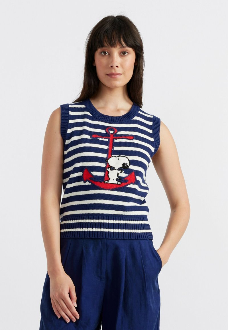 Maglione senza maniche lavorato a maglia con strisce blu navy e bianche, caratterizzato da una grafica con ancora rossa e Snoopy. Collo e orlo a costine.