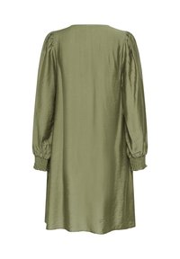 Robe en satin vert olive avec manches longues bouffantes et poignets smockés. Encolure ronde simple, forme fluide et coupe mi-longue.