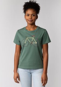 Groene katoenen t-shirt met een gele fietsafbeelding. Klassieke ronde hals, korte mouwen en een getailleerd ontwerp. Eenvoudige en casual stijl.