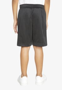 Sorte svarte mesh idrettsshorts med elastisk midjebånd, som har en pustende tekstur og en rett kutt, som ender rett over knærne.