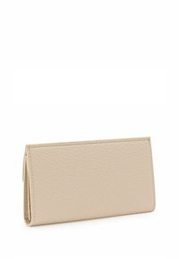 Beige leren portemonnee met een textuurafwerking, rechthoekige vorm en een klep-sluiting. Minimalistisch ontwerp zonder zichtbare hardware of accenten.